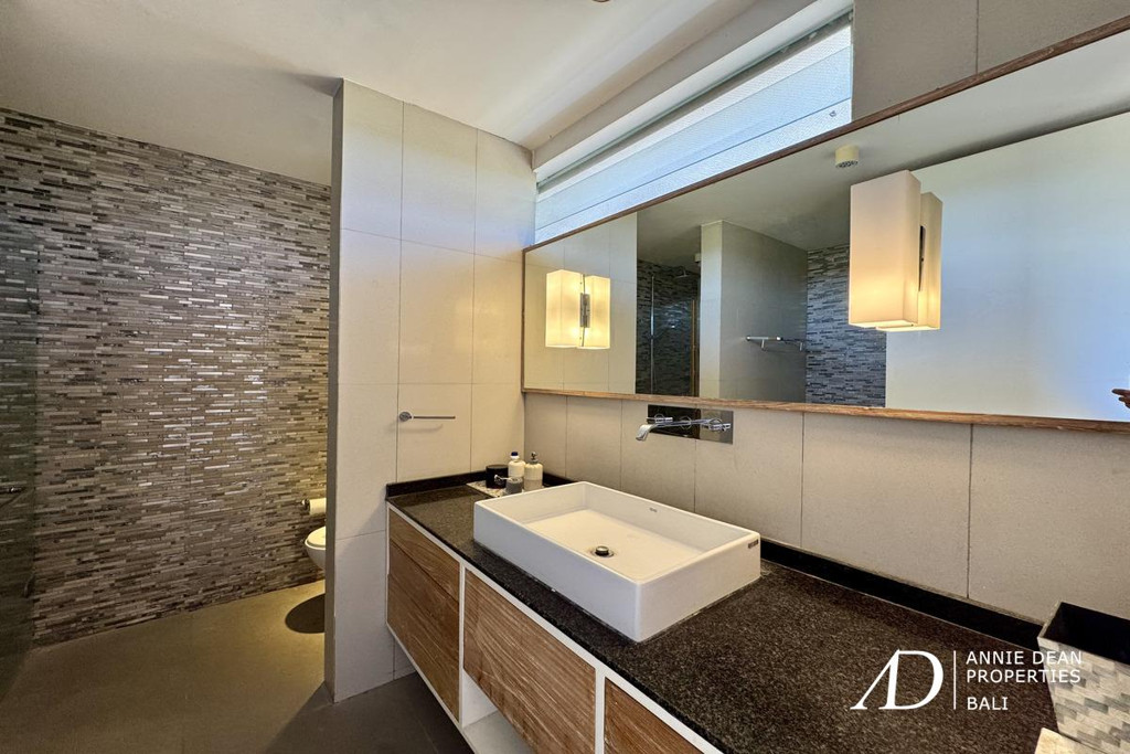 FREEHOLD | CLASSIC MODERN VILLA WALK TO THE BEACH IN CEMAGI