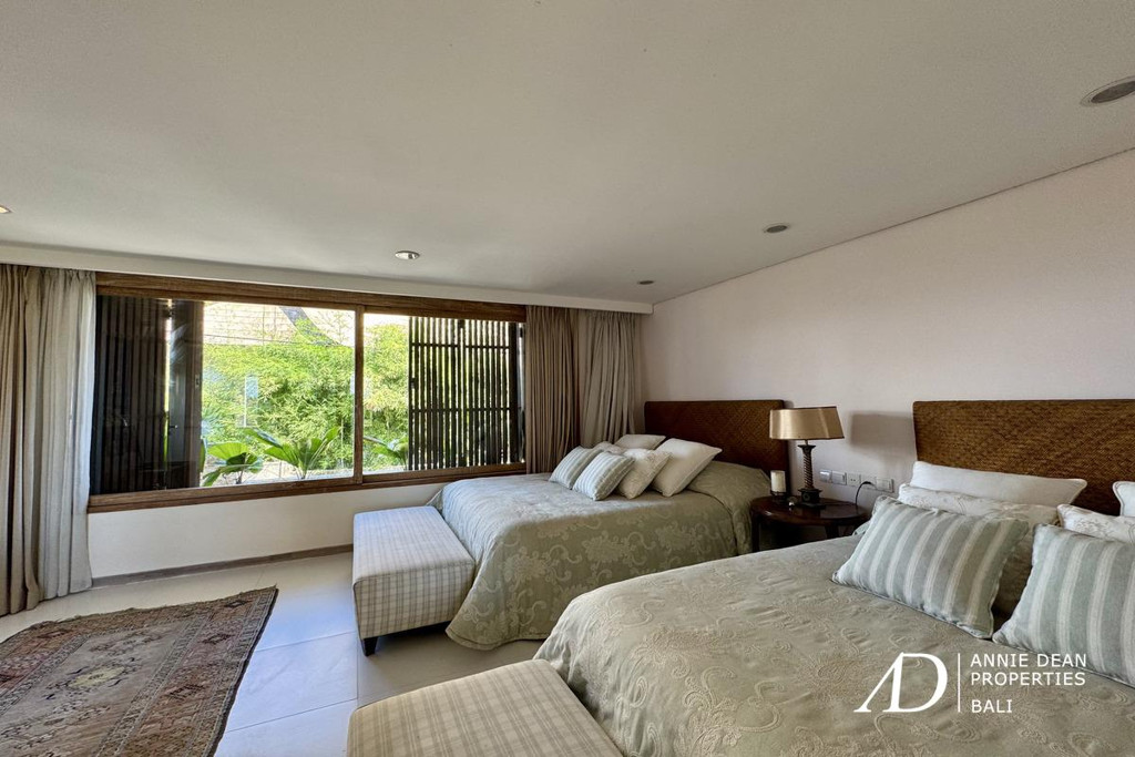 FREEHOLD | CLASSIC MODERN VILLA WALK TO THE BEACH IN CEMAGI