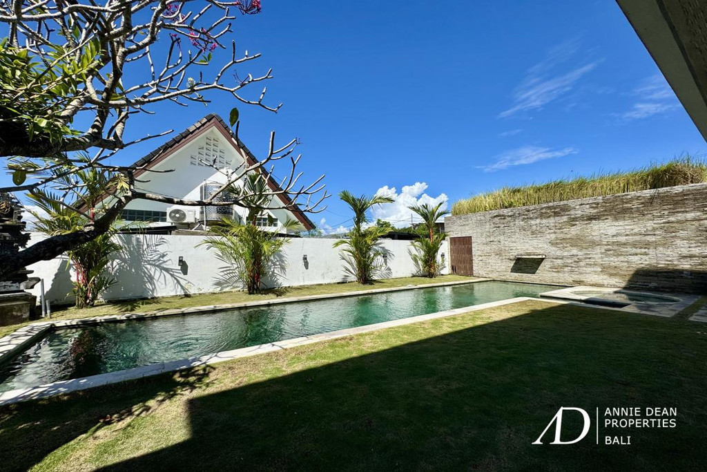 FREEHOLD | CLASSIC MODERN VILLA WALK TO THE BEACH IN CEMAGI