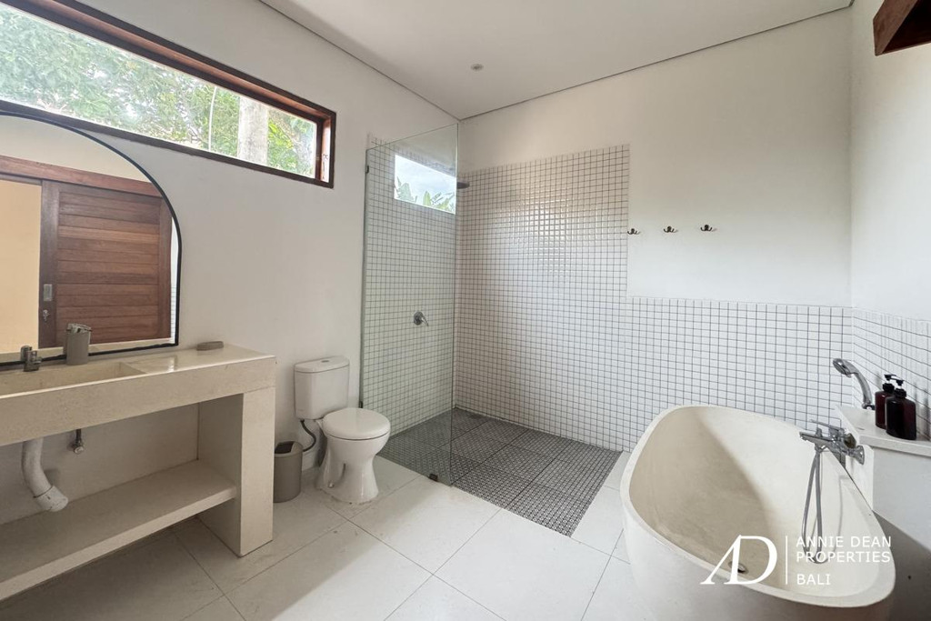 LEASEHOLD SINGLE-LEVEL 3-BEDROOM VILLA IN PEACEFUL NYANYI, CANGGU