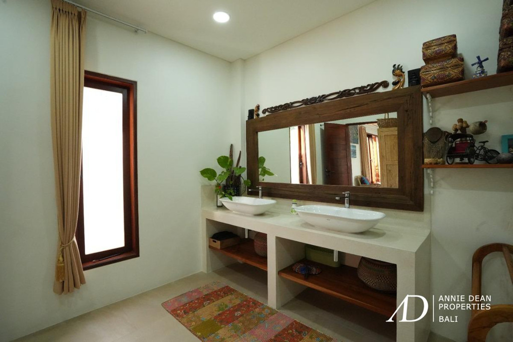 FREEHOLD COLONIAL-STYLE 6-BEDROOM VILLA WITH RICE FIELD VIEW - KABA-KABA