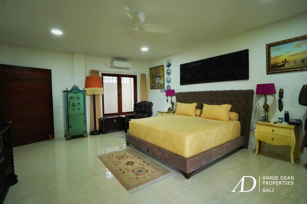 FREEHOLD COLONIAL-STYLE 6-BEDROOM VILLA WITH RICE FIELD VIEW - KABA-KABA