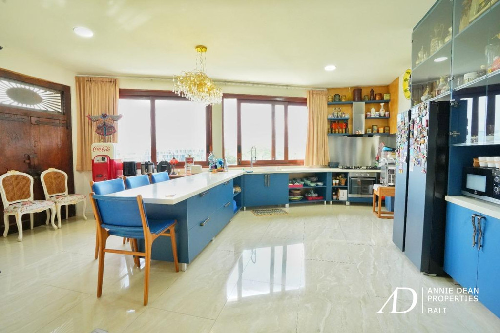 FREEHOLD COLONIAL-STYLE 6-BEDROOM VILLA WITH RICE FIELD VIEW - KABA-KABA