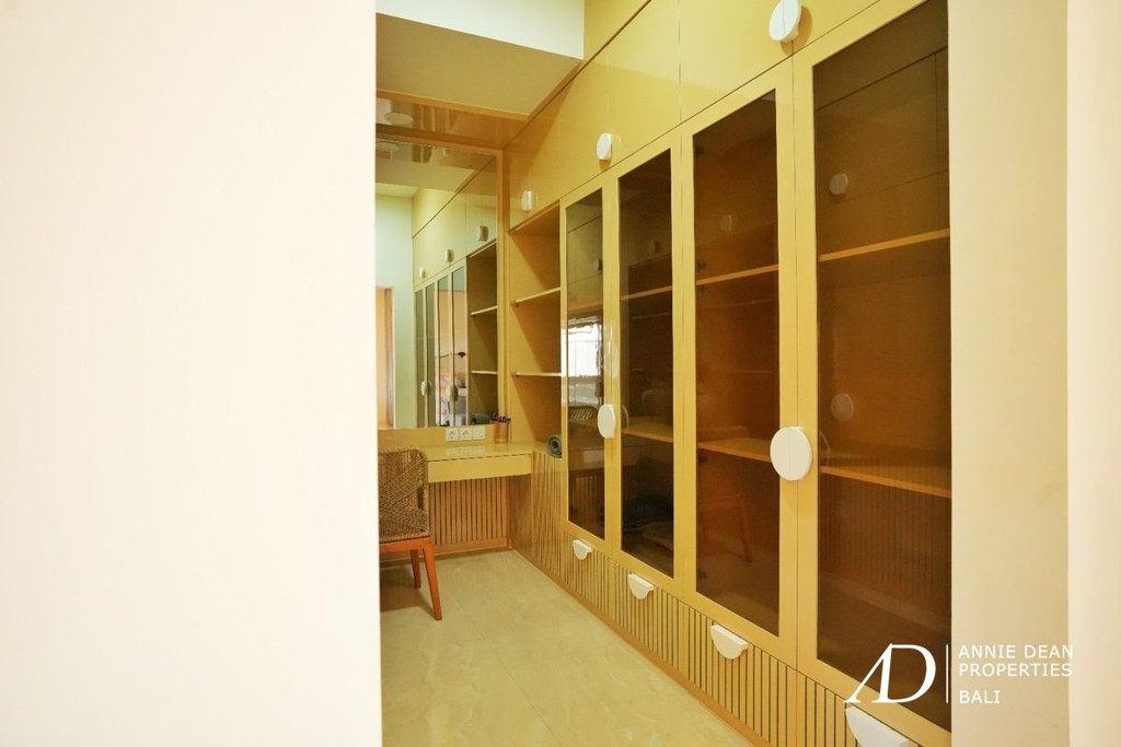 FREEHOLD COLONIAL-STYLE 6-BEDROOM VILLA WITH RICE FIELD VIEW - KABA-KABA