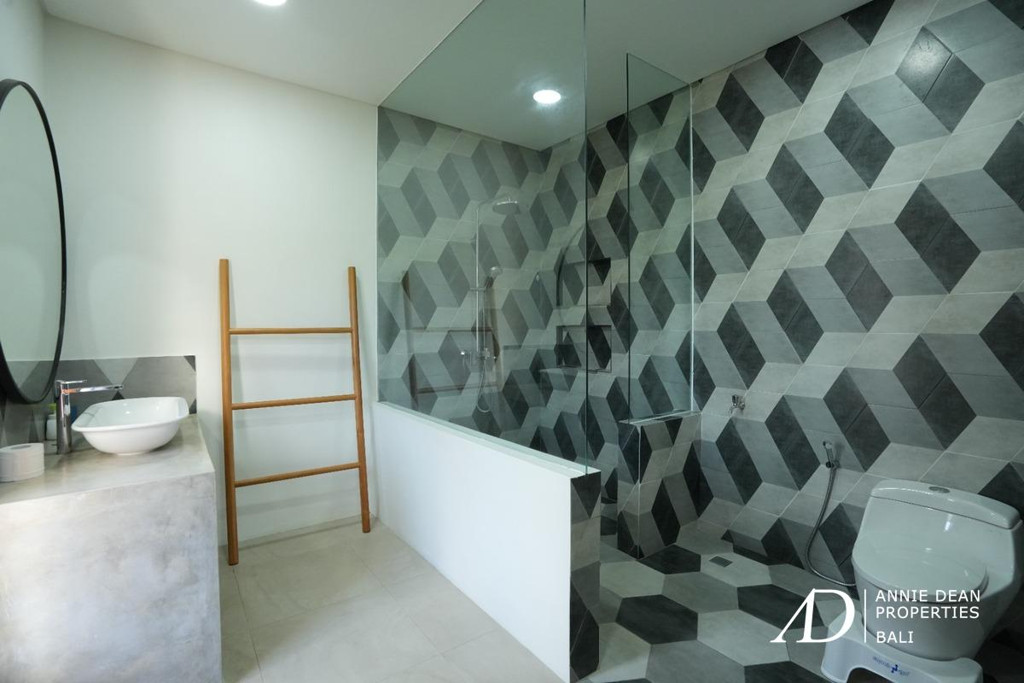 FREEHOLD COLONIAL-STYLE 6-BEDROOM VILLA WITH RICE FIELD VIEW - KABA-KABA