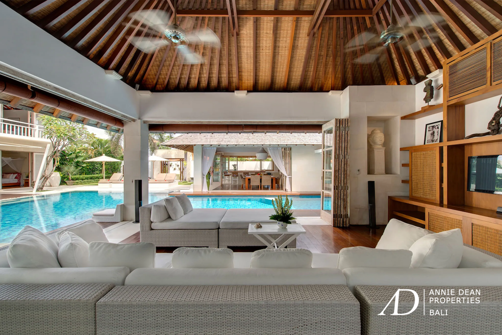 FREEHOLD | COLONIAL-STYLE LUXURY VILLA JUST 500M FROM THE BEACH IN PRIME SEMINYAK
