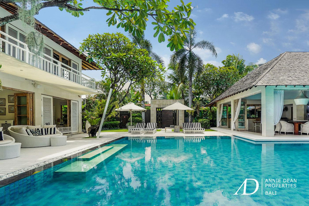 FREEHOLD | COLONIAL-STYLE LUXURY VILLA JUST 500M FROM THE BEACH IN PRIME SEMINYAK