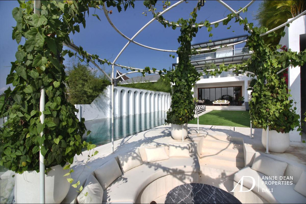 FREEHOLD LUXURY RESIDENCE IN PRIME CANGGU WITH STUNNING GREENBELT VIEWS