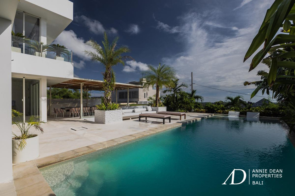 FREEHOLD | MODERN DESIGN VILLA WITH ROOFTOP & OCEAN VIEWS