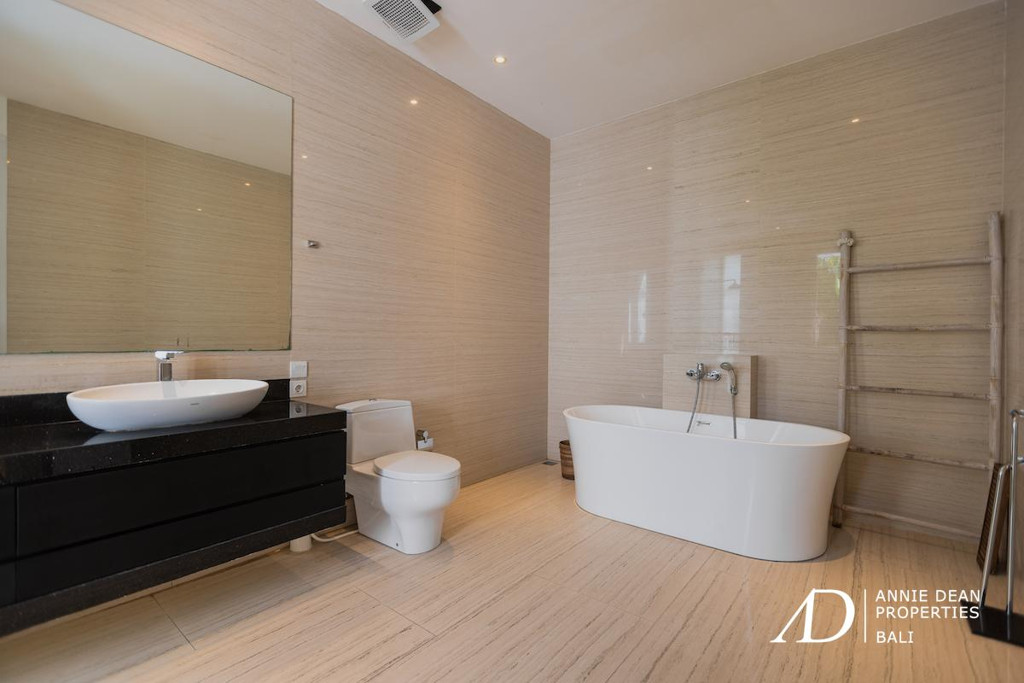 FREEHOLD | MODERN DESIGN VILLA WITH ROOFTOP & OCEAN VIEWS