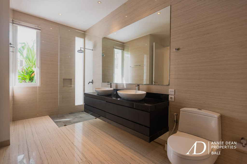 FREEHOLD | MODERN DESIGN VILLA WITH ROOFTOP & OCEAN VIEWS