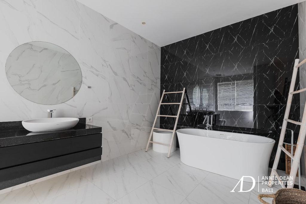 FREEHOLD | MODERN DESIGN VILLA WITH ROOFTOP & OCEAN VIEWS