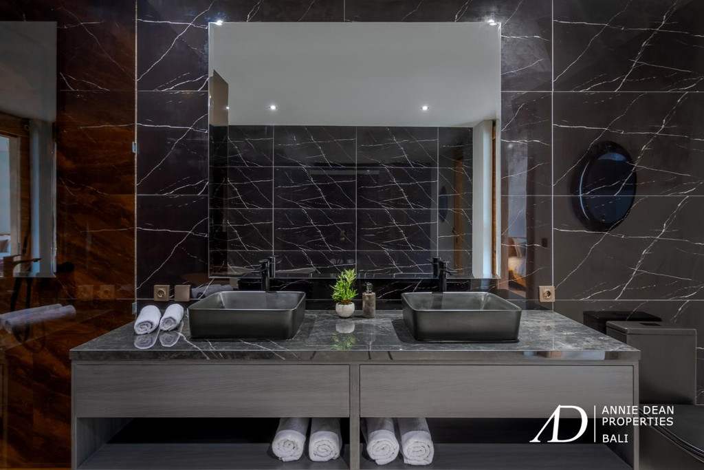 LEASEHOLD | MODERN MINIMALIST 3-BEDROOM VILLA IN PADONAN, CANGGU