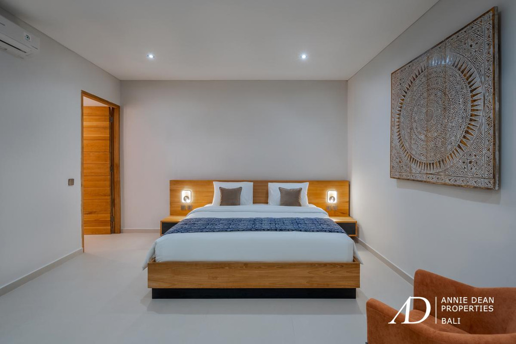 LEASEHOLD | MODERN MINIMALIST 3-BEDROOM VILLA IN PADONAN, CANGGU