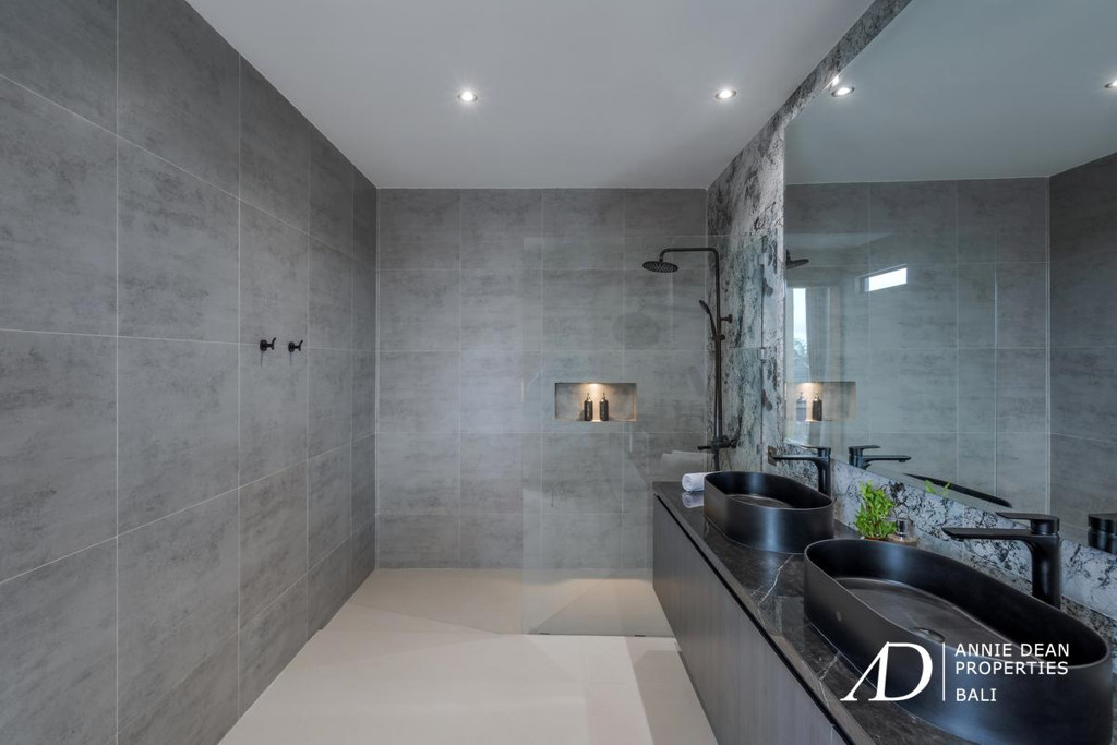 LEASEHOLD | MODERN MINIMALIST 3-BEDROOM VILLA IN PADONAN, CANGGU