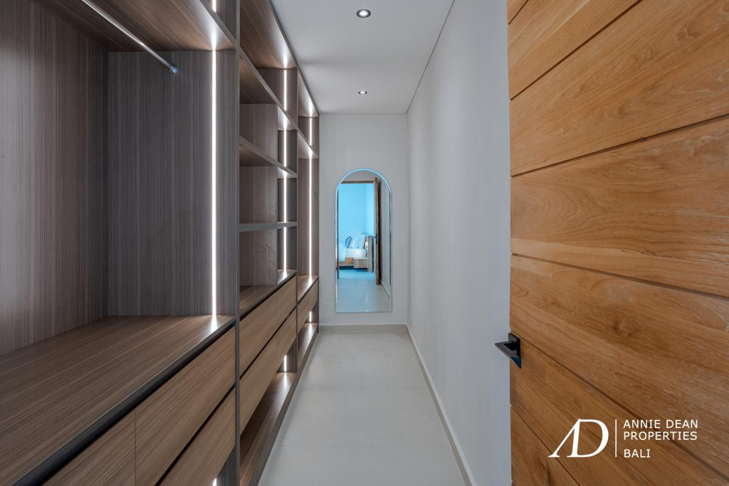 LEASEHOLD | MODERN MINIMALIST 3-BEDROOM VILLA IN PADONAN, CANGGU