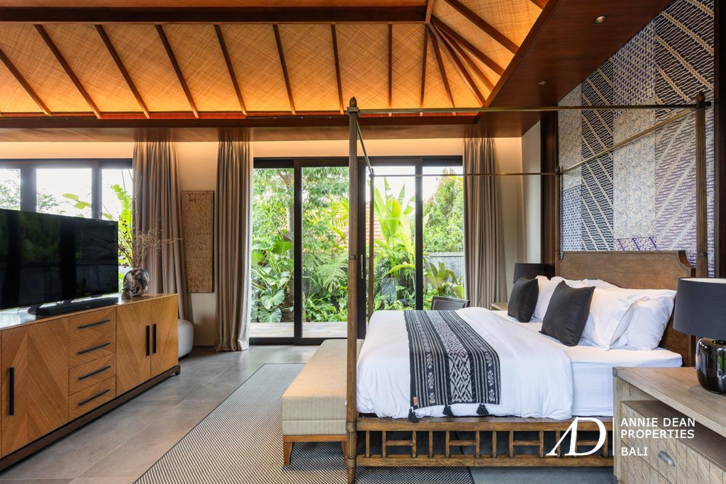 FREEHOLD | LUXURY 4-BEDROOM VILLA | PRIME CANGGU LOCATION