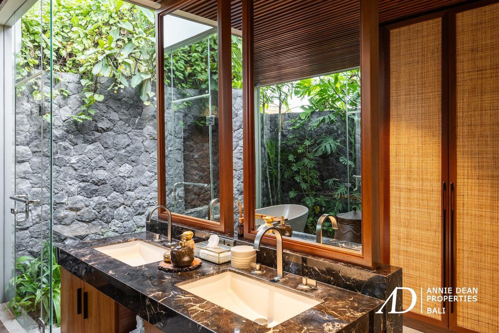 FREEHOLD | LUXURY 4-BEDROOM VILLA | PRIME CANGGU LOCATION