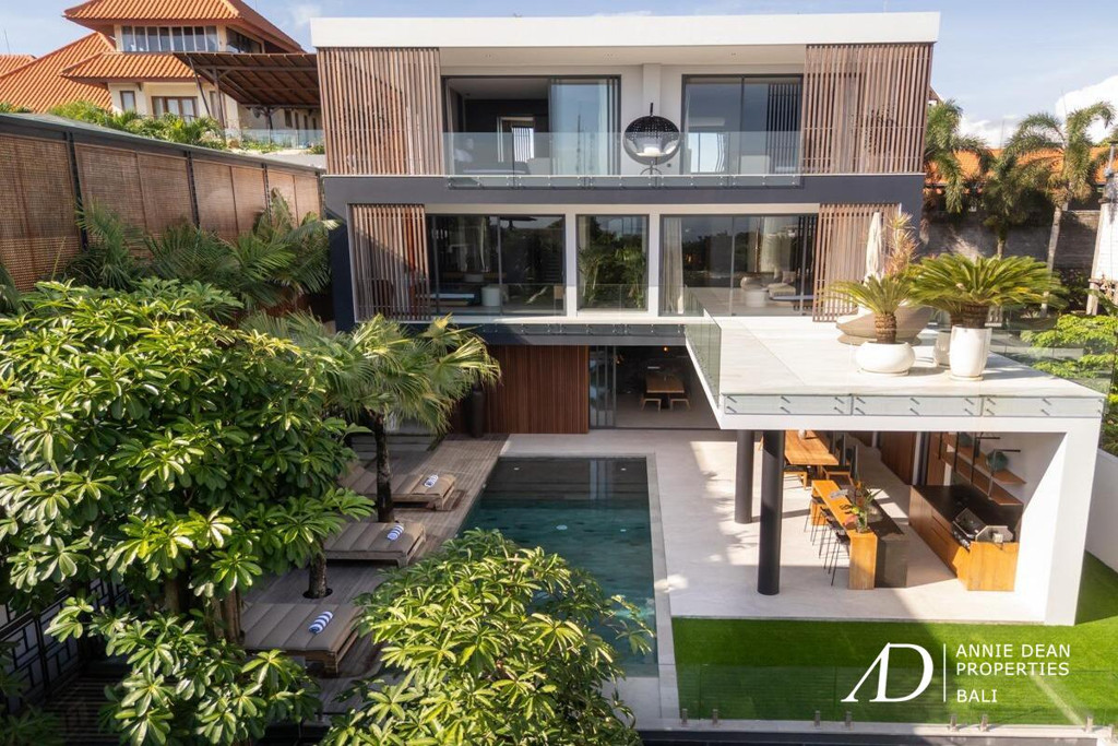 FREEHOLD | MODERN MULTI-LEVEL VILLA WITH PANORAMIC VIEWS OVER JIMBARAN BAY