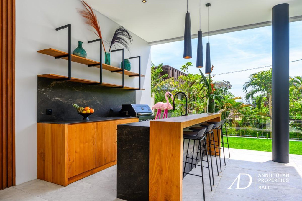 FREEHOLD | MODERN MULTI-LEVEL VILLA WITH PANORAMIC VIEWS OVER JIMBARAN BAY