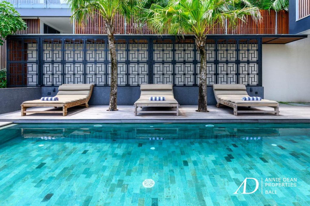 FREEHOLD | MODERN MULTI-LEVEL VILLA WITH PANORAMIC VIEWS OVER JIMBARAN BAY