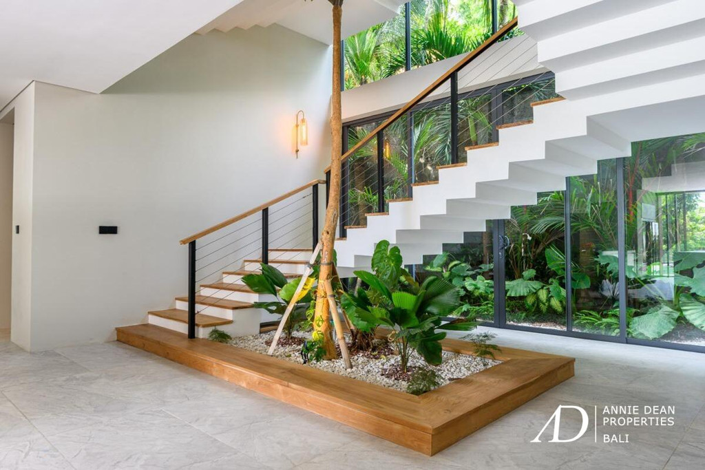 FREEHOLD | MODERN MULTI-LEVEL VILLA WITH PANORAMIC VIEWS OVER JIMBARAN BAY