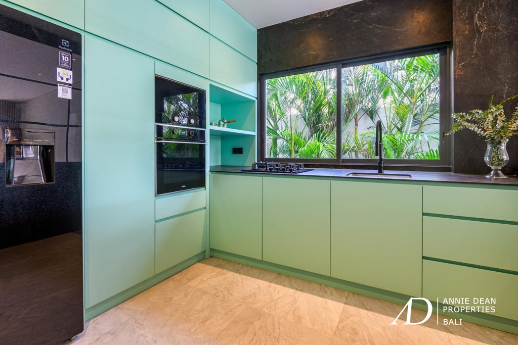 FREEHOLD | MODERN MULTI-LEVEL VILLA WITH PANORAMIC VIEWS OVER JIMBARAN BAY