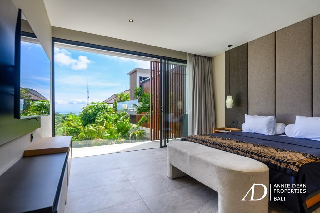 FREEHOLD | MODERN MULTI-LEVEL VILLA WITH PANORAMIC VIEWS OVER JIMBARAN BAY