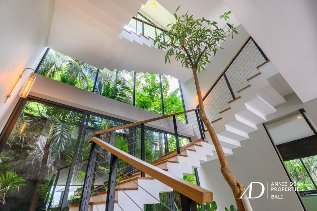 FREEHOLD | MODERN MULTI-LEVEL VILLA WITH PANORAMIC VIEWS OVER JIMBARAN BAY