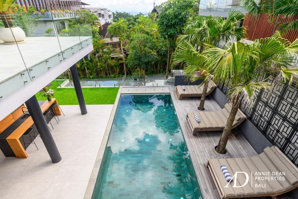 FREEHOLD | MODERN MULTI-LEVEL VILLA WITH PANORAMIC VIEWS OVER JIMBARAN BAY