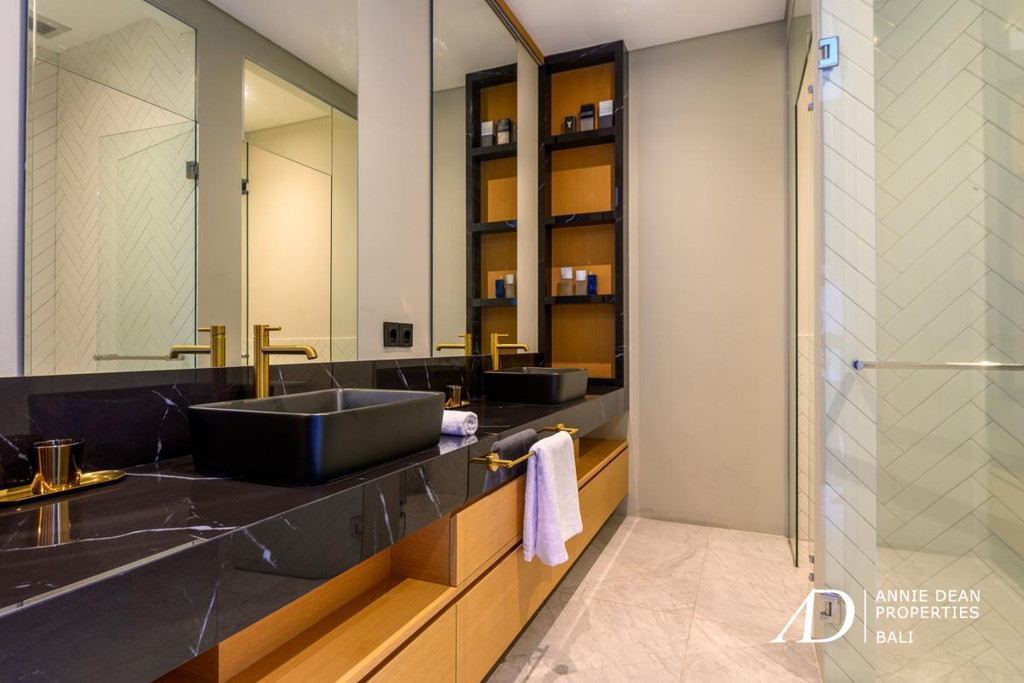 FREEHOLD | MODERN MULTI-LEVEL VILLA WITH PANORAMIC VIEWS OVER JIMBARAN BAY