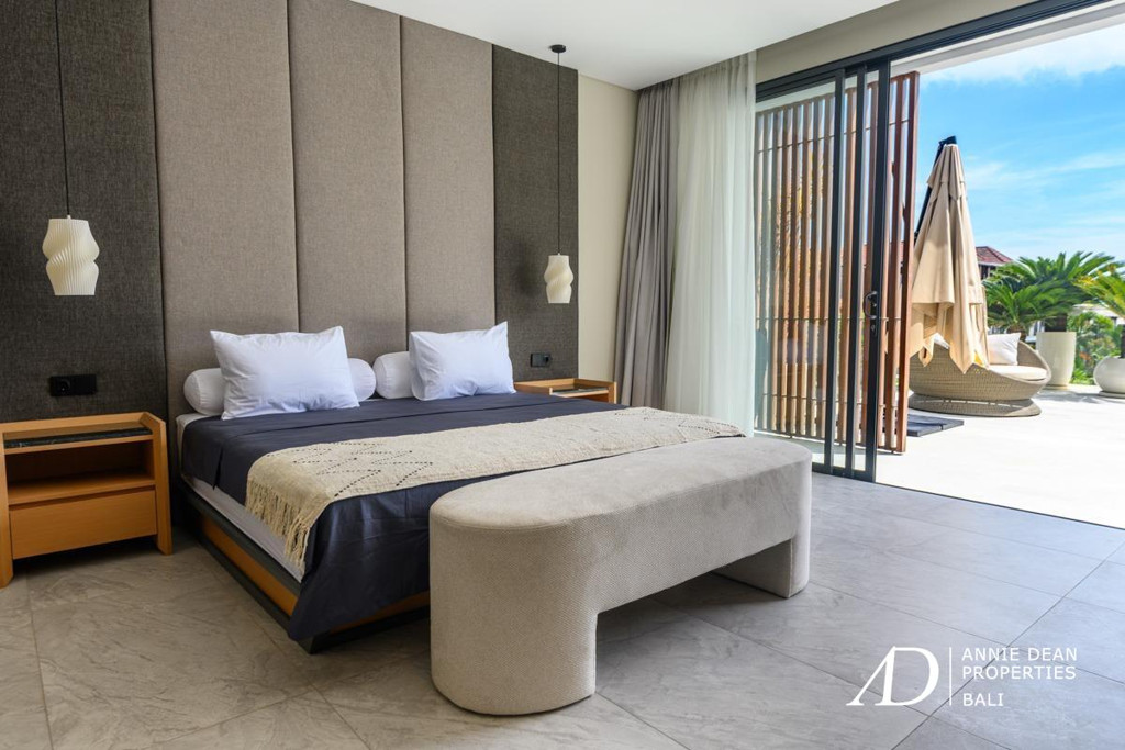 FREEHOLD | MODERN MULTI-LEVEL VILLA WITH PANORAMIC VIEWS OVER JIMBARAN BAY