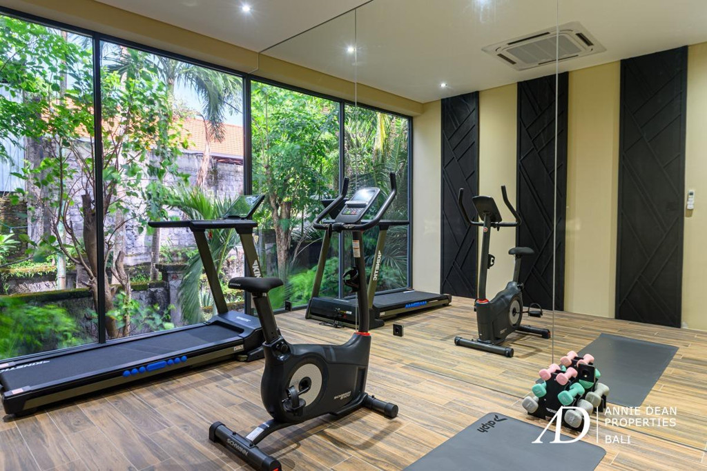 FREEHOLD | MODERN MULTI-LEVEL VILLA WITH PANORAMIC VIEWS OVER JIMBARAN BAY