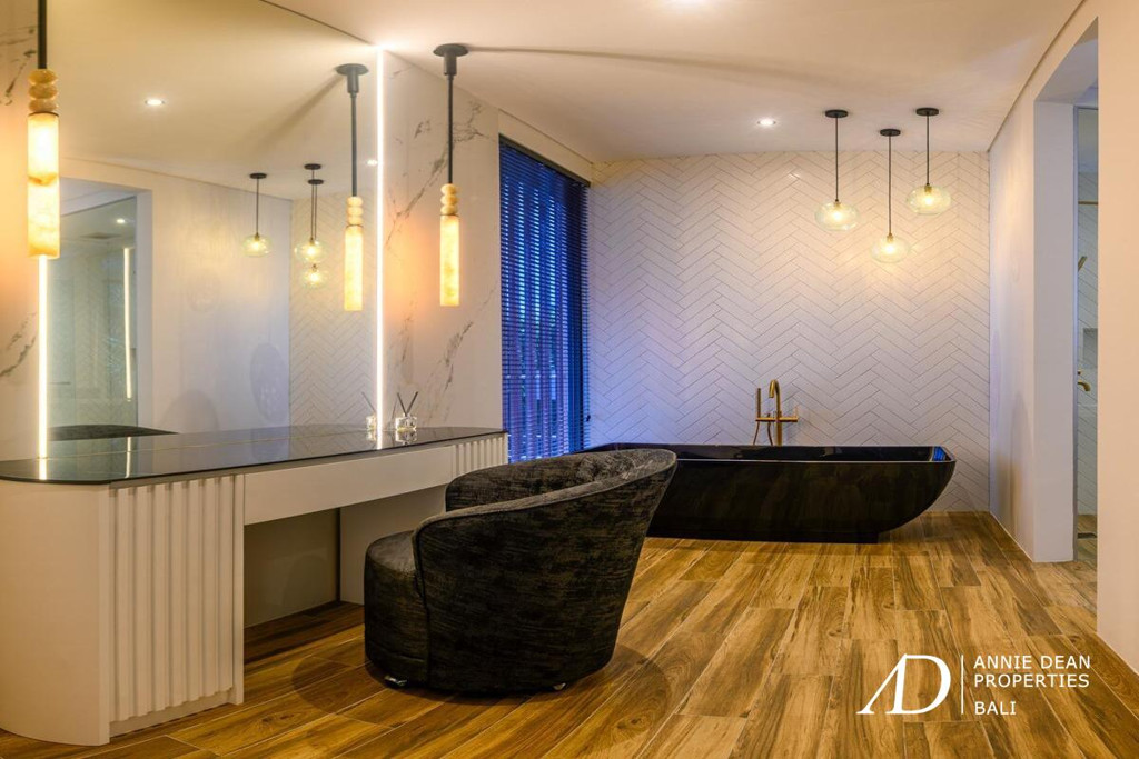 FREEHOLD | MODERN MULTI-LEVEL VILLA WITH PANORAMIC VIEWS OVER JIMBARAN BAY