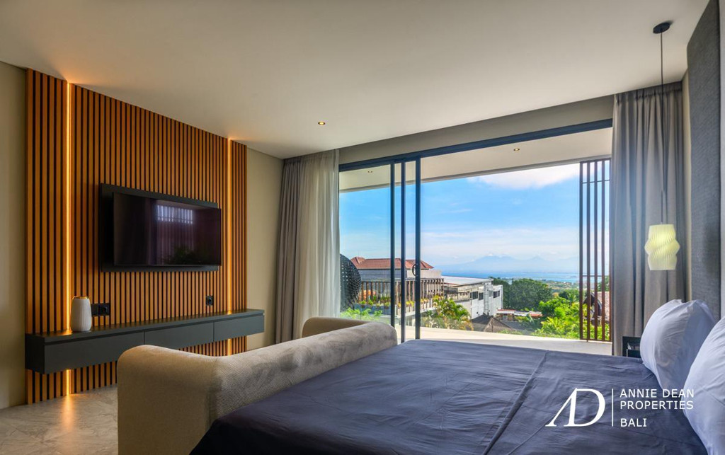 FREEHOLD | MODERN MULTI-LEVEL VILLA WITH PANORAMIC VIEWS OVER JIMBARAN BAY