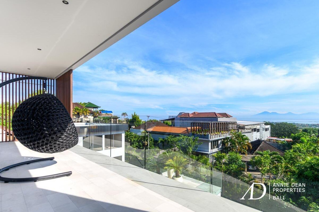 FREEHOLD | MODERN MULTI-LEVEL VILLA WITH PANORAMIC VIEWS OVER JIMBARAN BAY