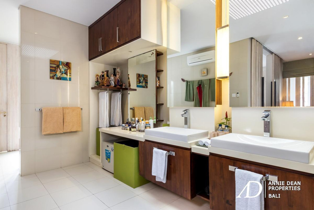 LEASEHOLD | PRIME SEMINYAK VILLA WITH PONDOK WISATA - 29 YEARS LEASE