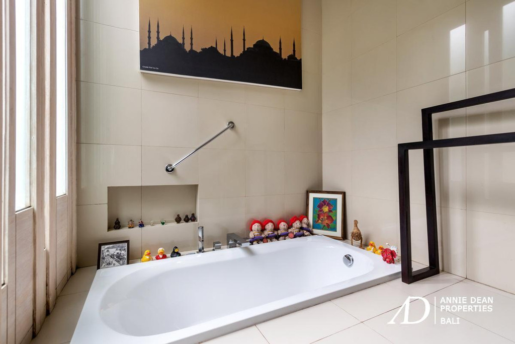 LEASEHOLD | PRIME SEMINYAK VILLA WITH PONDOK WISATA - 29 YEARS LEASE