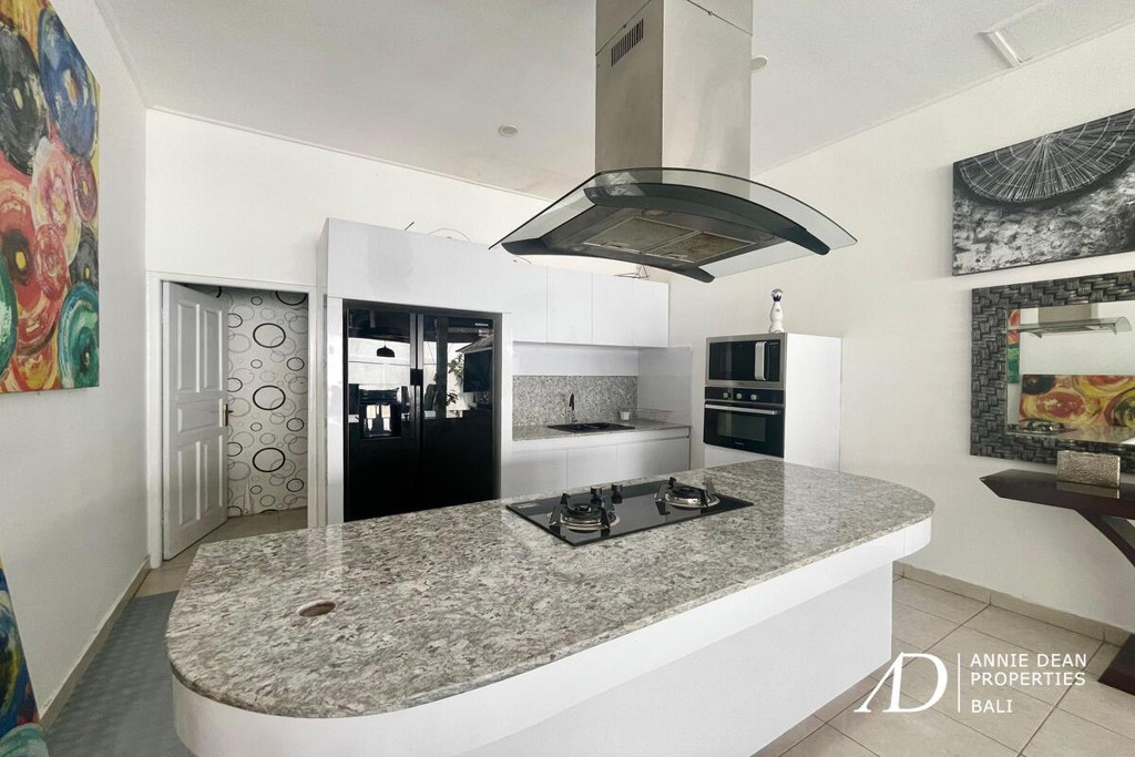 YEARLY RENTAL | SINGLE LEVEL 2-BEDROOM NEAR SUNSET ROAD