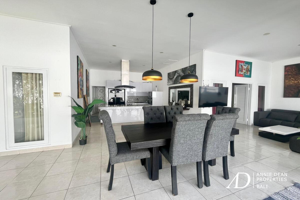 YEARLY RENTAL | SINGLE LEVEL 2-BEDROOM NEAR SUNSET ROAD