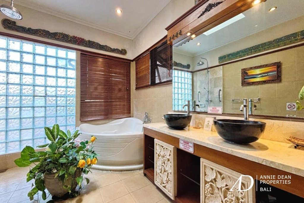 FREEHOLD | BALINESE-STYLE VILLA IN CENTRAL SEMINYAK