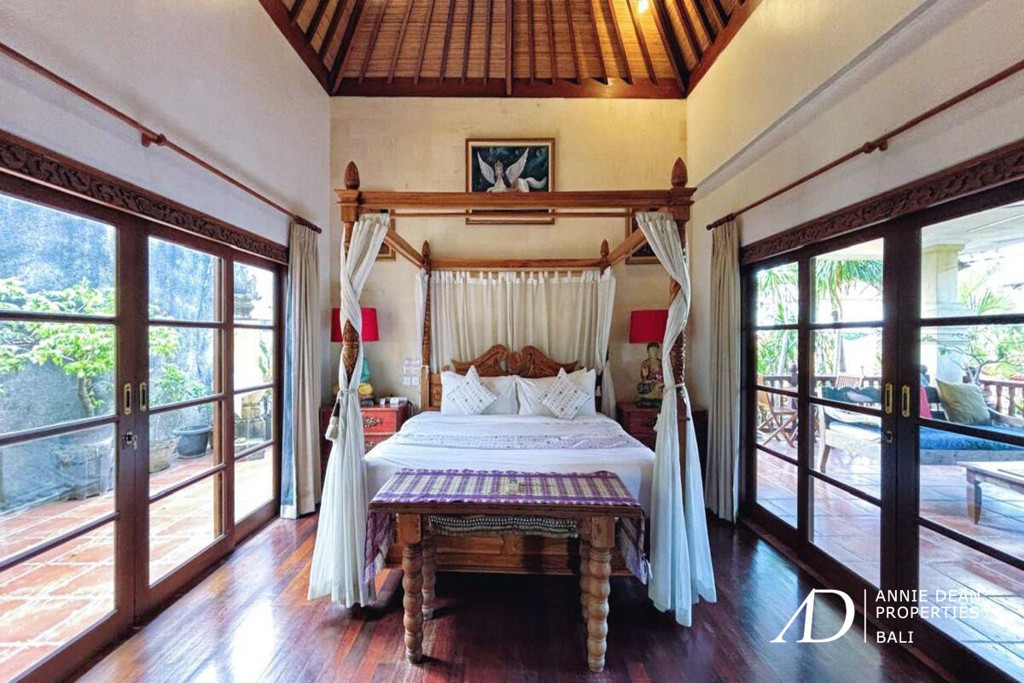 FREEHOLD | BALINESE-STYLE VILLA IN CENTRAL SEMINYAK
