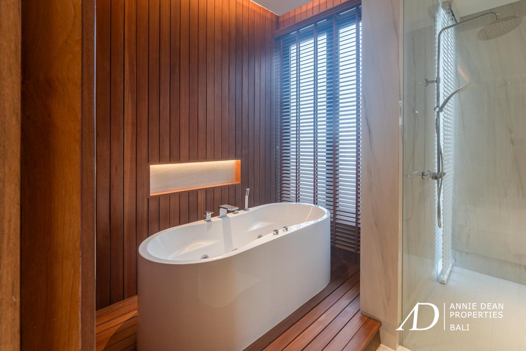 FREEHOLD | NEWLY COMPLETED LUXURY VILLA IN PRESTIGIOUS UMALAS ESTATE