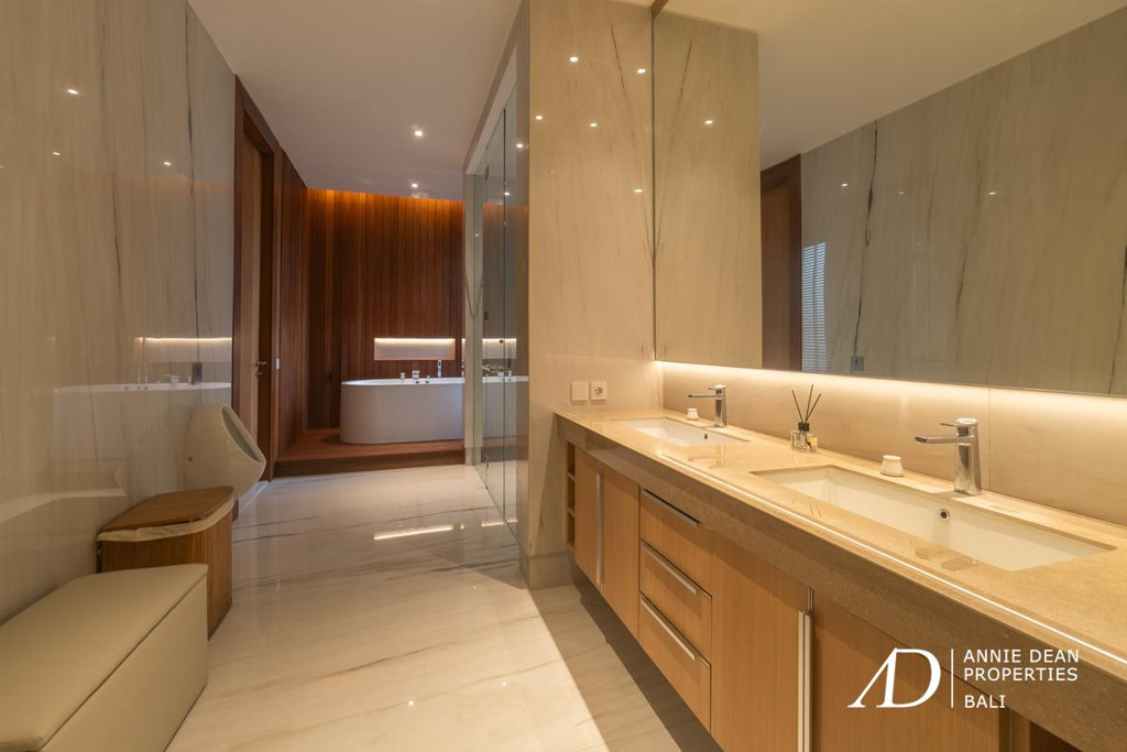 FREEHOLD | NEWLY COMPLETED LUXURY VILLA IN PRESTIGIOUS UMALAS ESTATE