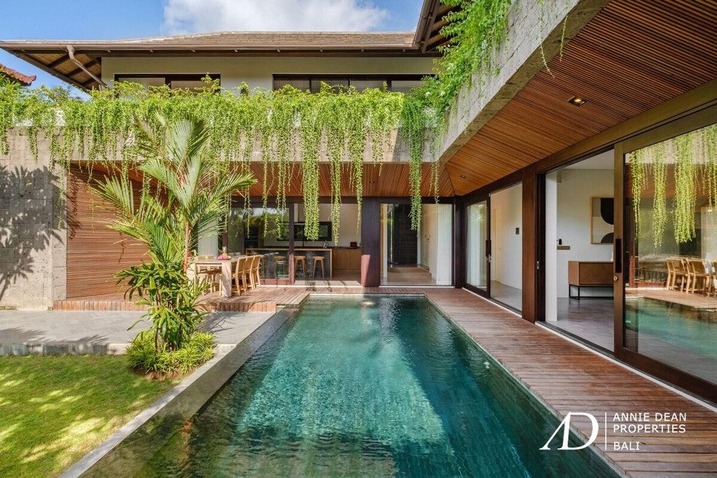FREEHOLD | MODERN VILLA WITH COMMERCIAL SHOPFRONT IN CENTRAL CANGGU