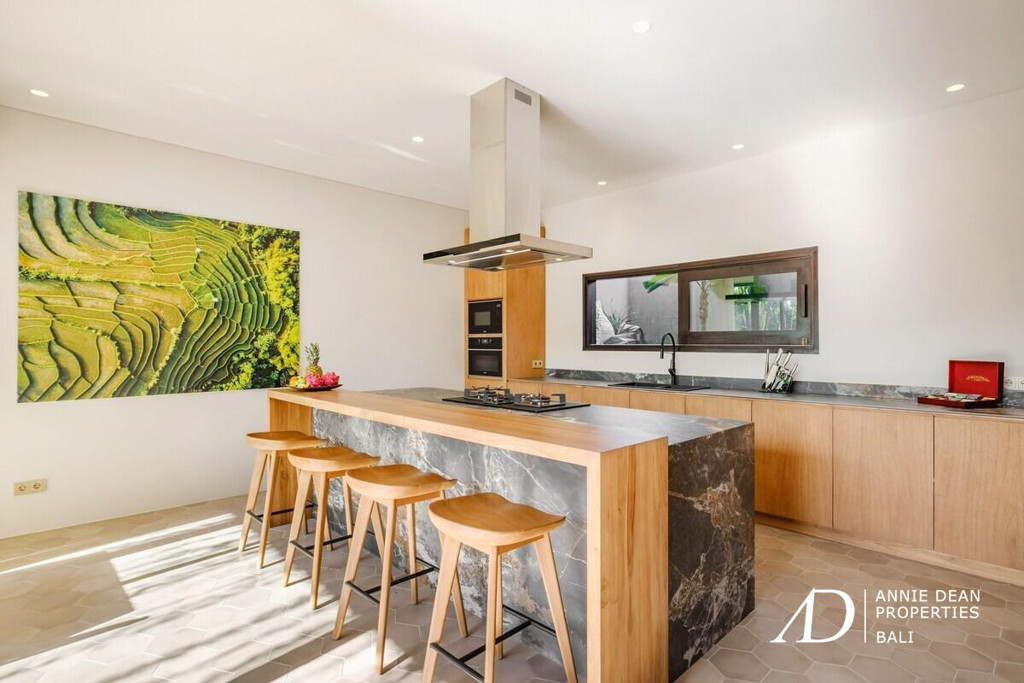 FREEHOLD | MODERN VILLA WITH COMMERCIAL SHOPFRONT IN CENTRAL CANGGU