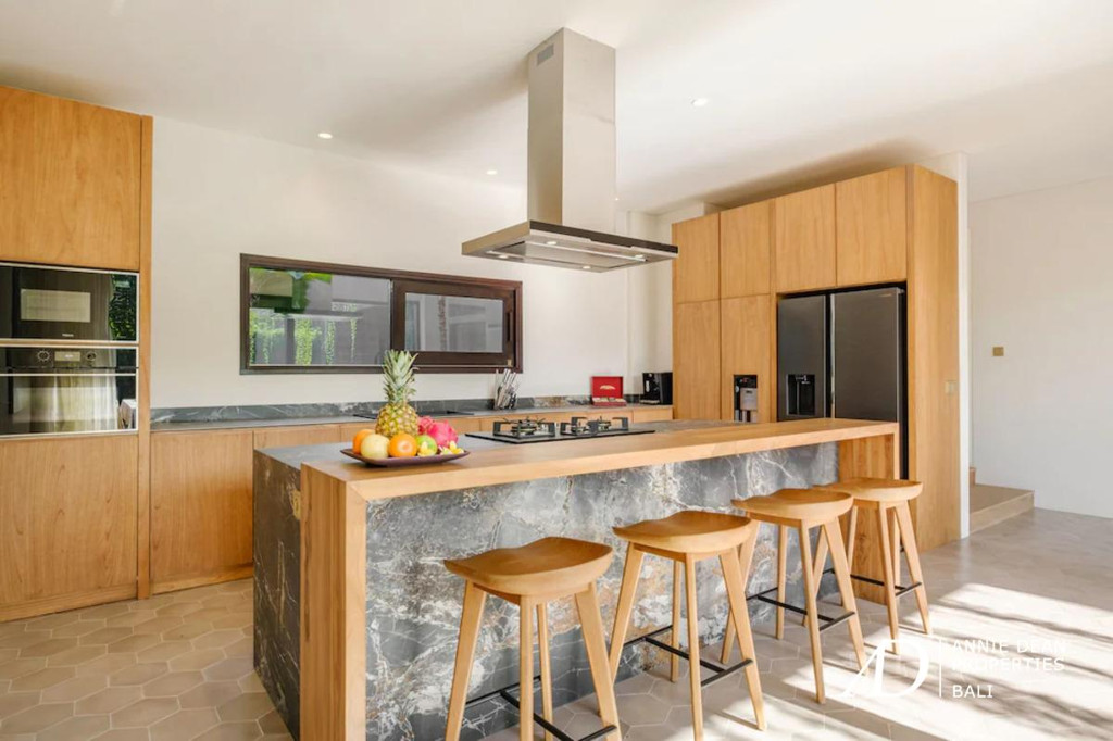 FREEHOLD | MODERN VILLA WITH COMMERCIAL SHOPFRONT IN CENTRAL CANGGU