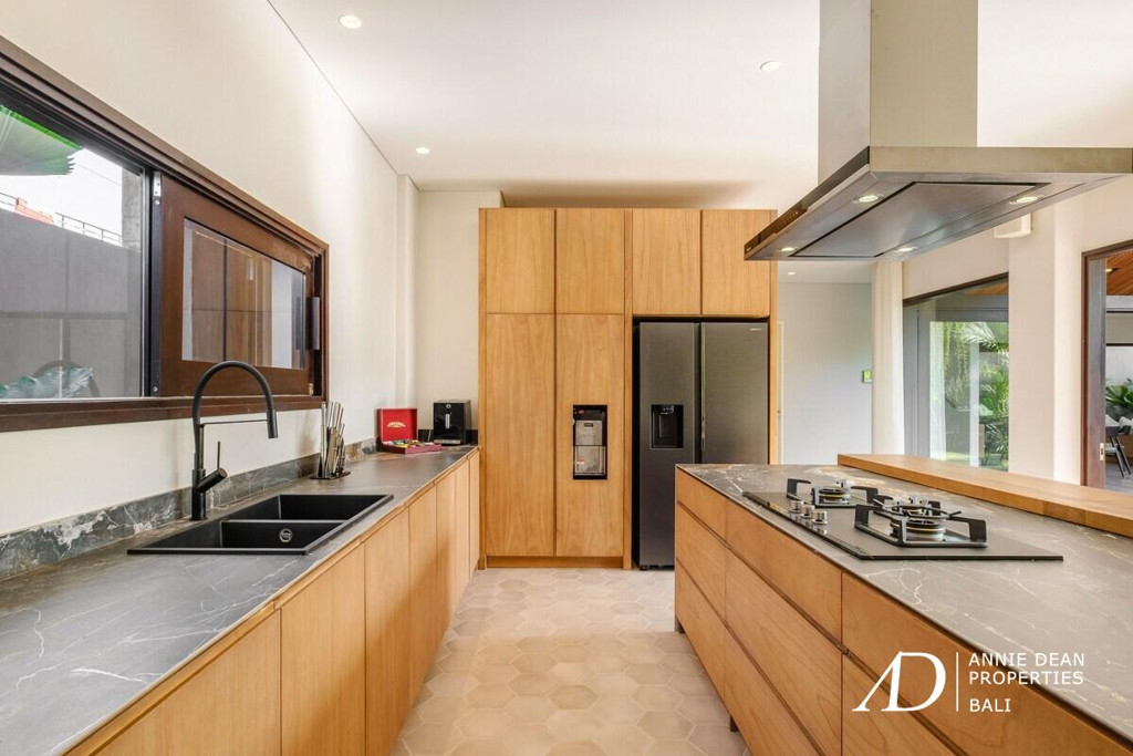 FREEHOLD | MODERN VILLA WITH COMMERCIAL SHOPFRONT IN CENTRAL CANGGU