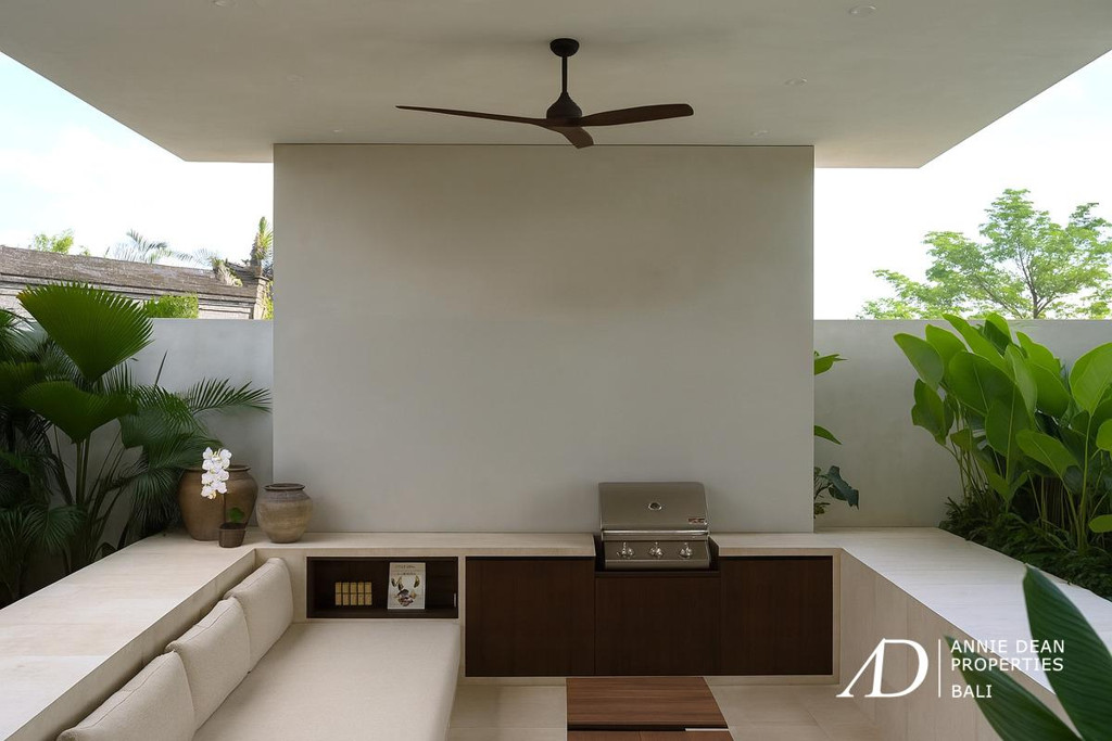 LEASEHOLD | TROPICAL BRUTALIST ARCHITECTURE OFFERS STUNNING RICE FIELD VIEWS