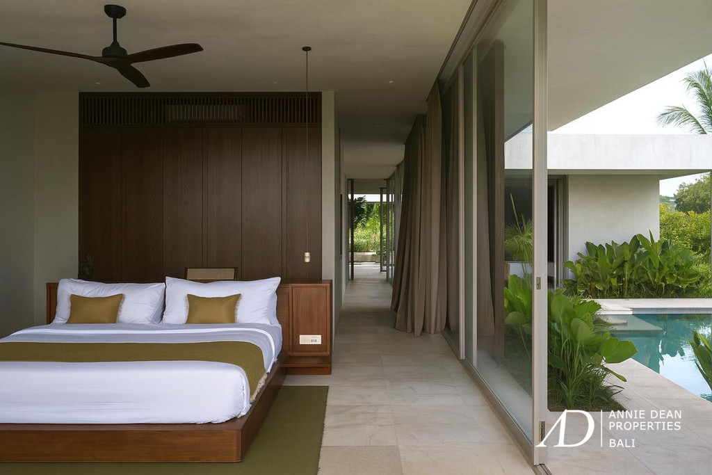 LEASEHOLD | TROPICAL BRUTALIST ARCHITECTURE OFFERS STUNNING RICE FIELD VIEWS